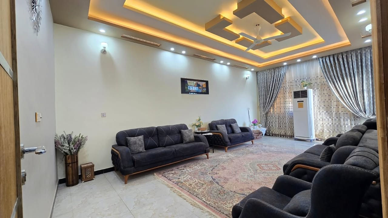 للبيع 
دار في حي النفط مجاور الدكتور احمد مطر شارع 20 متر 

 مساحة ٣٠٠ متر بناء جديد سنة ٢٣ بناء كونكريت مسلح يحتوي كراج سياره وحديقة وعلى غرف العدد ٢ وصالة واستقبال ومطبخ مع كاونتر وبيتونه ومجمع صحي وسطحين وتهويات ٢
 الشارع عريض تبليط مع مقرنص مقابيله شارع  البيت جاهز 
ملاحظة يوجد في منشور فيديو توضيحي 

للاستفسار أكثر مراجعه مكتب المعالي للعقار حي العسكري أو الاتصال على الرقم ***********
