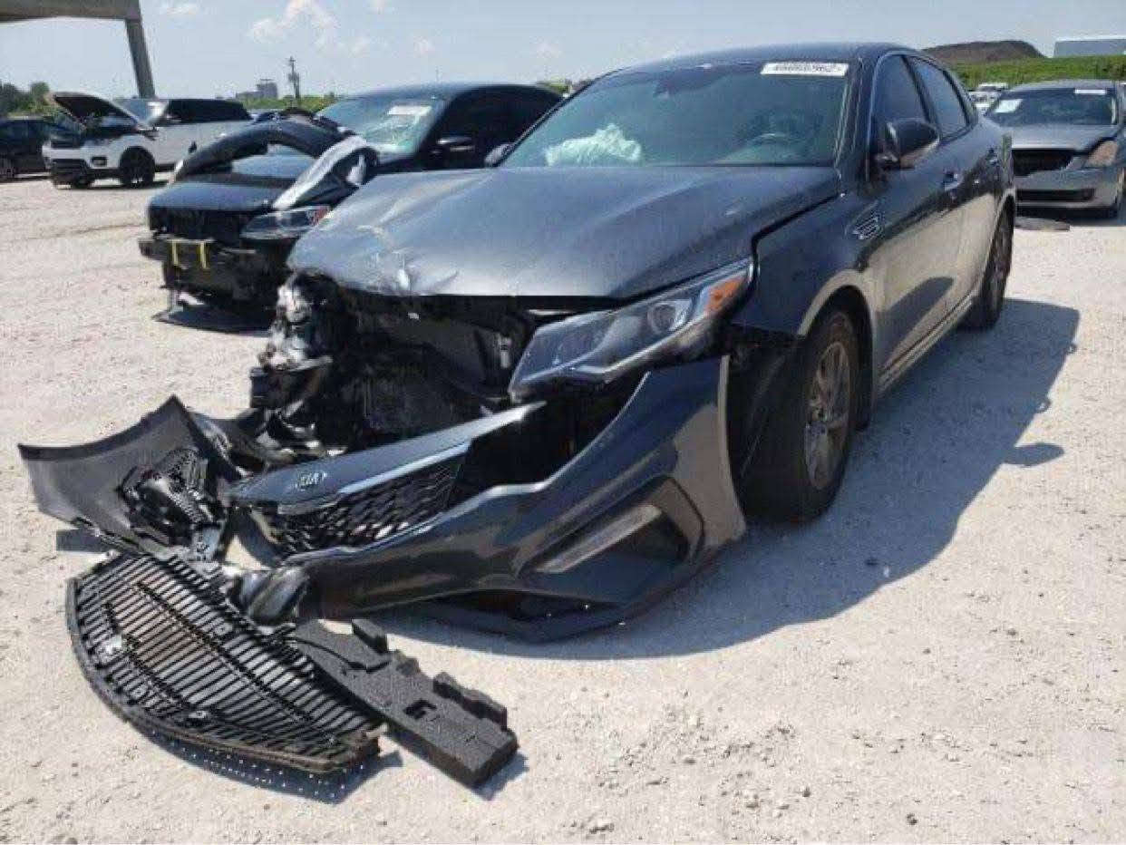 السلام عليكم  كيه اوبتما موديل 20
مواصفات FE  رقم اربيل حادثا كما موضح بالصوره 
ماشيه 121الاتصال بالرقم ***********
