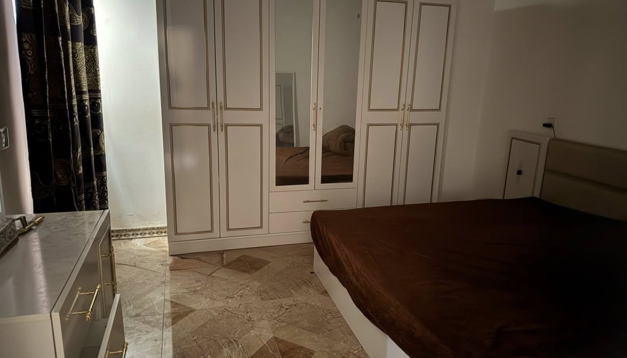 مشتمل ركن للايجار
عنوانة الديوم قرب الملعب 

تفاصيلة 3 غرف نوم 
مجموعة  صحيات خارجية وداخلية 
واستقبال ومطبخ 
البيت بناء حديث كامل من كل الخدمات و مؤثث باثاث حديث يتأجر وية أثاثة سعر الايجار 350 ألف ***********
واتس او اتصال
