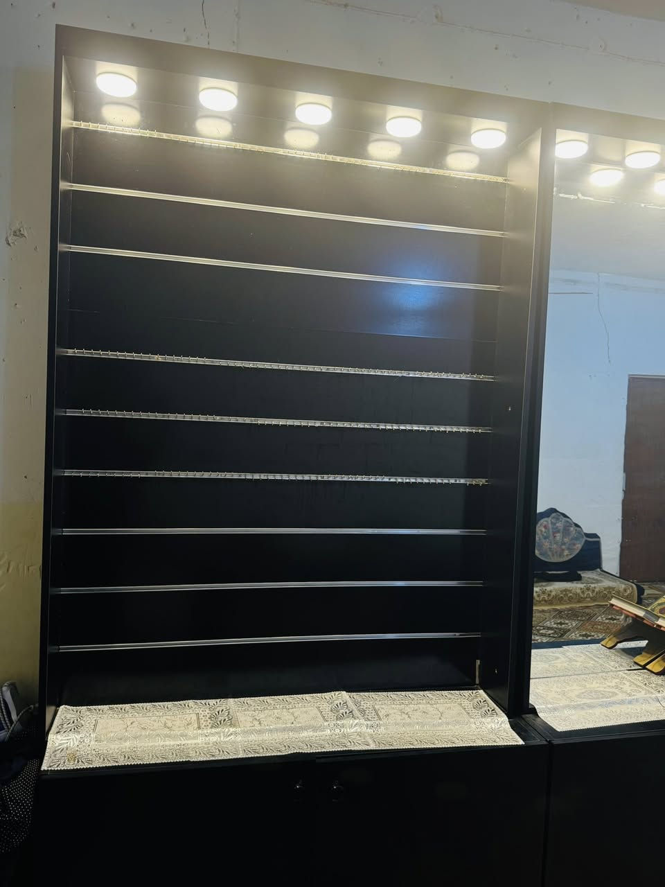 ديكور ام دي اف شغل درجه اولى الأصلي 
5 قطع + 5 اميوزه + جرار 1 بيبان شفط السعر 3 مليون 500 وبي مجال 
الي حاب يتفضل على الأستفسار هذا رقم الواتساب ***********
