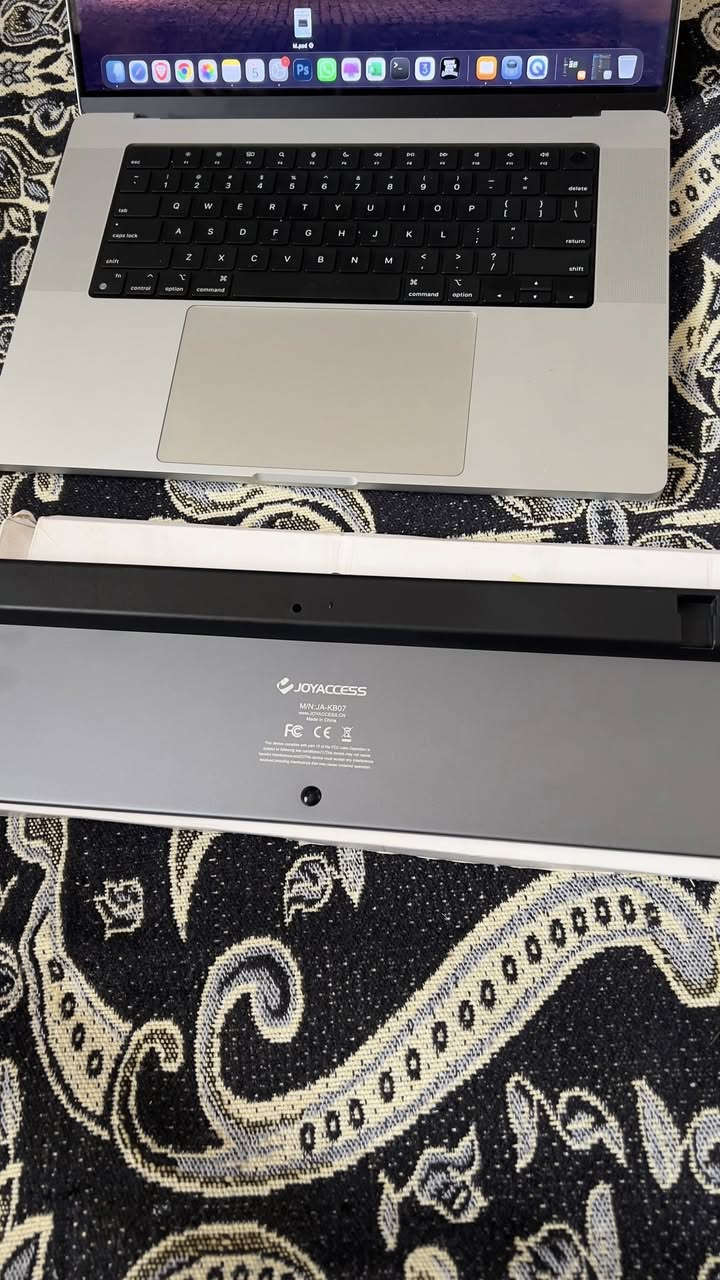 Joy Access Wireless keyboard
كيبورد للماك والايباد والايقون يسمح بربط ٣ اجهزة بنفس الوقت

مخصص للماك بي اختصارات الماك مثل الكوماند وغيرها ولوحة الارقام 

جديد مفتوح للفحص فقط

السعر 25.000 مع التوصيل 

***********
