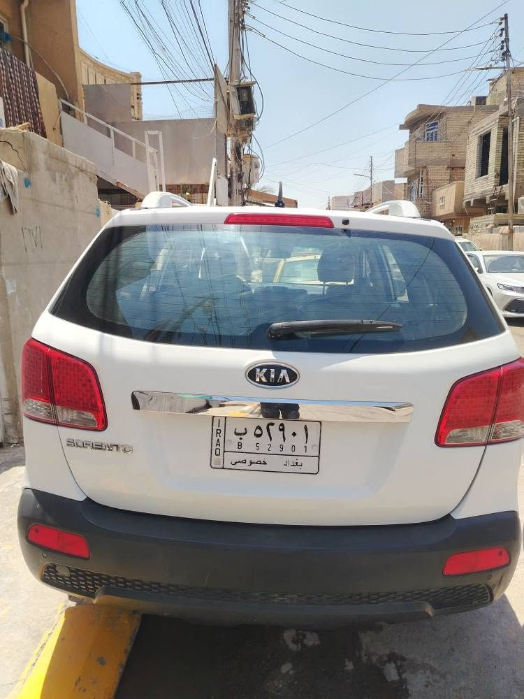 كيا سورنتو خليجي ابيض بغداد قماره حديد مواصفات عاديه بإسمي ٤ سلندر مكفوله كفاله عامه بيها بارد بالجاملغ الايسر. وإصبع بالبنيد ماشيه ٢٦٤ كم السعر 150$ وبيها مجال ان شاء الله 
للاتصال  *********** بغداد, العراق
