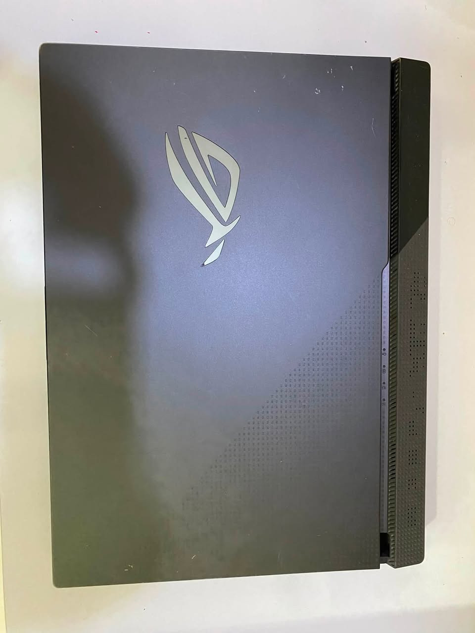 للبيع ASUS ROG Strix G15 (G513IM)

المعالج: AMD Ryzen 7 4800H (8 أنوية / 16 خيط معالجة)
كرت الشاشة: NVIDIA GeForce RTX 3060 Laptop 6GB GDDR6
الشاشة: 15.6 بوصة FHD IPS بدقة 1920×1080
معدل تحديث الشاشة: 144Hz
الرام: 16GB DDR4
التخزين: 512GB NVMe SSD
البطارية: تدوم من 4 إلى 7 ساعات حسب الاستخدام
نظام التبريد: ROG Intelligent Cooling بمروحتين وتقنية Arc Flow Fans
الإضاءة: RGB Aura Sync قابلة للتخصيص
Wi-Fi 6

الجهاز بحالة ممتازة مابي أي عطل فقط ضرر بسيط باللكفر مثل مموضح بالصور

السعر: 1,350,000 دينار عراقي


**إذا كنت صاحب هذا الإعلان وتريد حذفه لأي سبب، رجاءا أرسل رسالة إلى الدعم الفني**