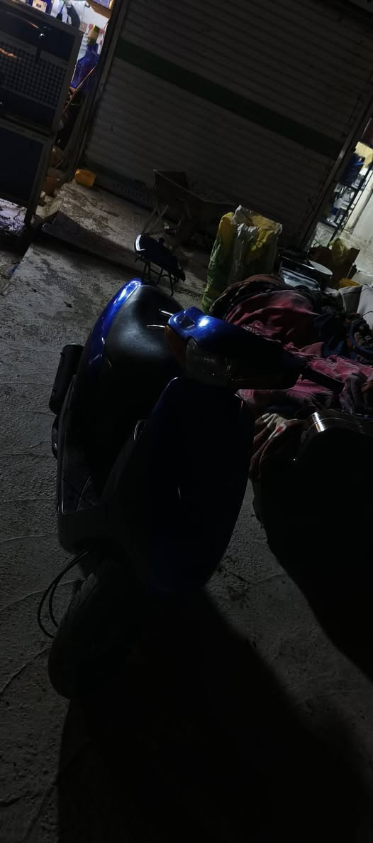 سلام عليكم دراجه سوزوكي ستين خبط دراجه جديده جديده طلعت من معرض وتخزنت وضلت على وكفتها سنتين بسبب شتريت سياره 
دراجه تايرات جدد
 كلوب عالي ناصي 
سلف هندر 
شلعه دراجه خير من الله 
دراجه عتازيت وريد ابيعها دشبول كله شغال عداد وضويات بس مال بانزين يخربط بس هم شغال 
فقط ملاحظه صغيره بيها صوت بل كلجات بل خرز شي كلش طبيعي متكلف عشره 
سعرها 275 وبيها مجال للشراي مكاني بغداد زعفرانيه الله شاهد تاخذها وتدعيلي 
***********
