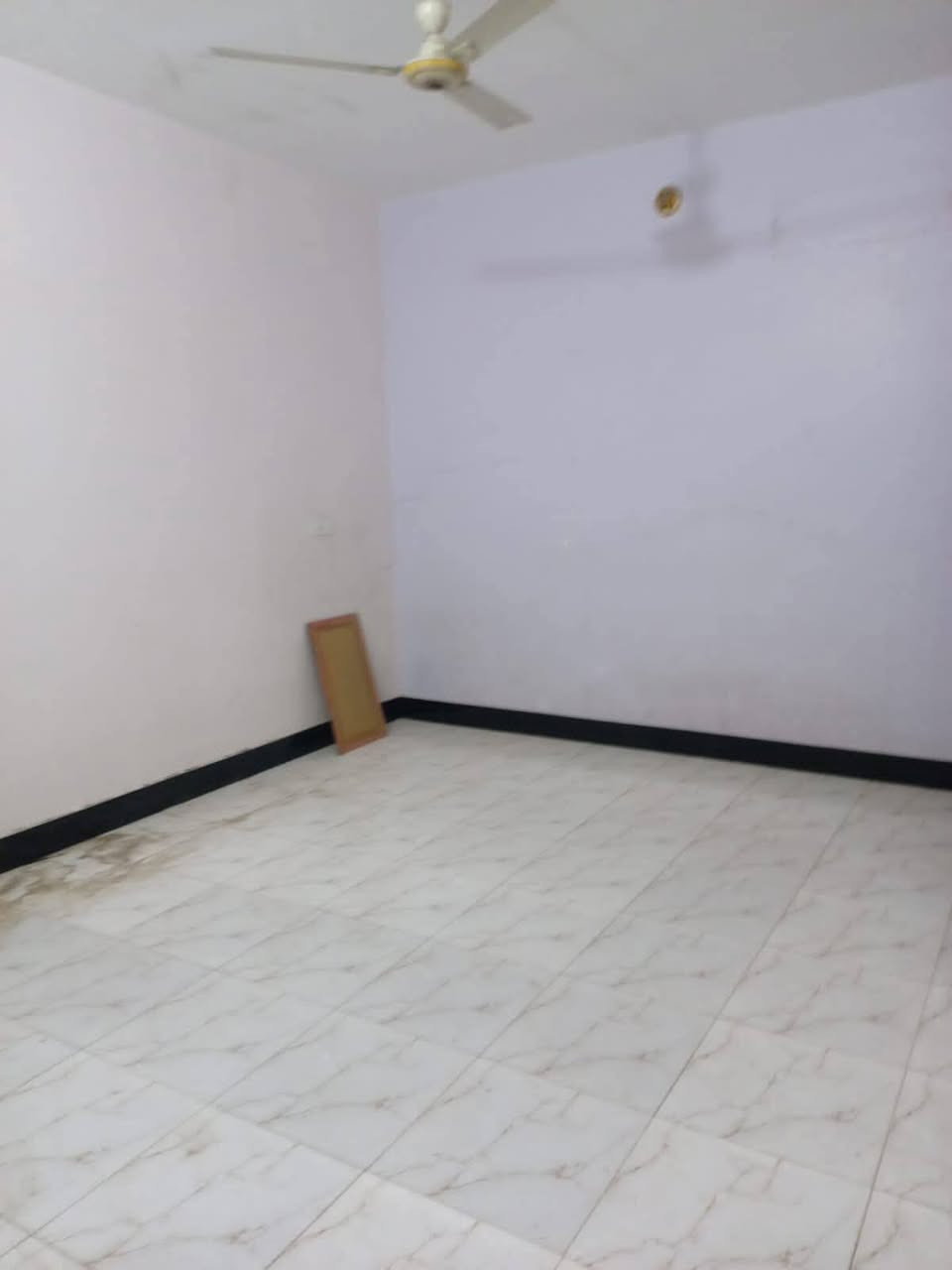 مشتمل للايجار طابق واحد فلوجه حي الشهداء قرب جامع مرسلين تبليط كامل خدمات بدل الإيجار 300 الاتصال على الرقم *********** ***********
