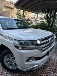 لاندكروز 2017 وايت اديشن مكفوله السياره  فقط نص دعاميه خلفيه  ماشيه 70...