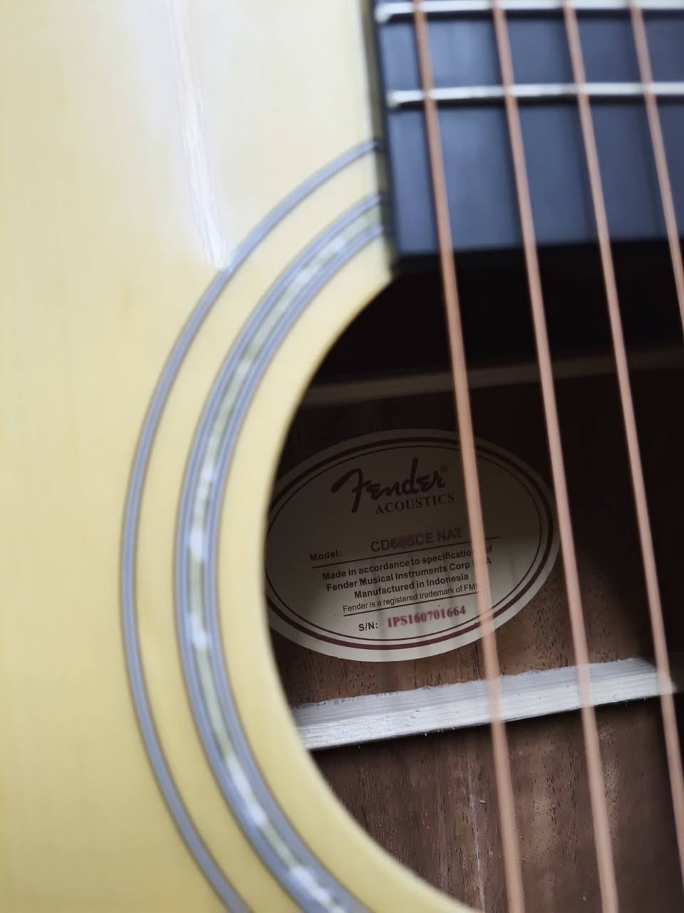 🎸 للبيع: جيتار
  acoustic/electric guitar: Fender CD-60SCE 
(شبه جديد) 🎸 استخدام  3 ايام فقط
​لعشاق الصوت النقي والأداء الاحترافي، متوفر الآن جيتار Fender CD-60SCE الأصلي الغني عن التعريف. الجيتار يعتبر من أفضل الخيارات لـ (العازف المبتدئ والمتقدم) بسبب صوته الدافئ وسهولة العزف عليه.
​✨ أهم المواصفات والمميزات:
​خشب طبيعي صلب (Solid Spruce Top): يعطيك رنين صوتي ممتاز وعميق يتطور ويصبح أفضل مع مرور الوقت.
​نظام صوتي (Electro-Acoustic): يحتوي على بيك أب ومضخم صوت داخلي (Fishman preamp) مع تيونر (Tuner) مدمج لوزن الأوتار بدقة وسهولة، وجاهز للتوصيل مباشرة بأي مكبر صوت (Speaker/Amp).
​تصميم مريح (Cutaway): يسهل عليك الوصول للأنغام العالية (Fretboards العميقة) بكل سلاسة.
​رقبة الجيتار (Neck): مصممة بحواف ناعمة مريحة جداً لليد (Easy-to-Play).
​👌 حالة الإله:

​الجيتار بحالة ممتازة جداً (شبه جديد) ونظيف تماماً.
​الصوت جهير، الأوتار ممتازة، والـ Action (ارتفاع الأوتار) موزون ومريح جداً للأصابع.
​📦 الملحقات:
الباكيت الاصلي للجيتار
​حقيبة الكيتار الاصلية من الشركة
كابو اصلي 
ريش عدد اثنين

​💰 السعر: 350 الف
ملاحظة:سعر الجديد 550/600 الف
📍 الموقع: بغداد الوزيرية ولا يوجد توصيل
​📞 للتواصل و الاستفسار خاص او واتساب ***********
