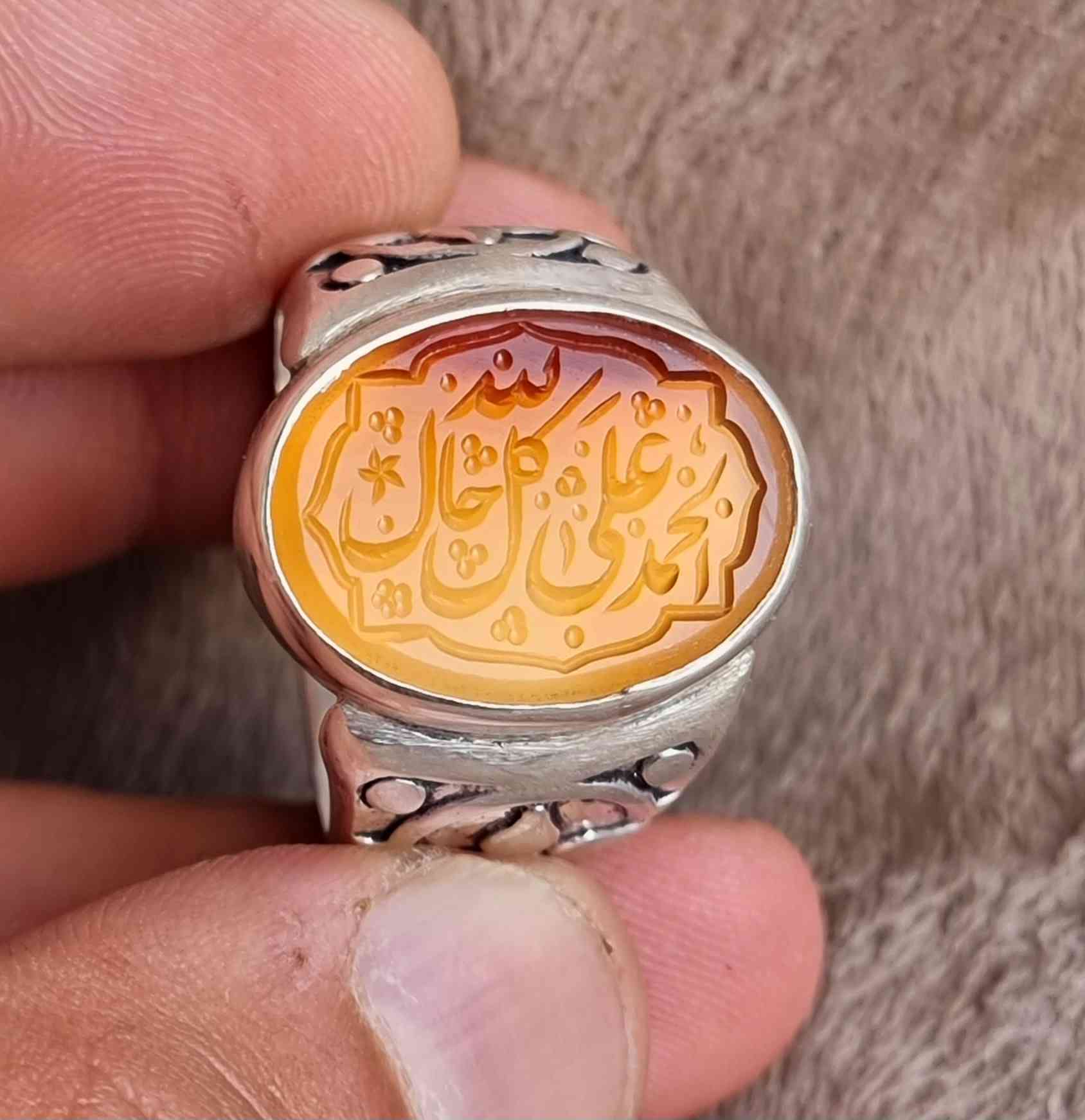 عقيق يماني اصفر مزعفر مخطوط بقلم المبدع محمد همداني                                           🔥الحمد لله على كل حال 🔥 
بصياغه يدويه ثقيله للبيع مكاني بغداد يوجد توصيل إلى جميع المحافظات للبيع فقط فقط أحبتي الغوالي ما اراوس بس ابيع 
***********
