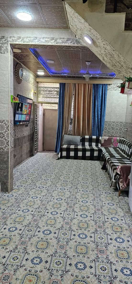 ياالله بيت ٥٠ متر طابق ونص سند ٢٥ اقرار محكمه كربلاء الحولي حي سومر خلف مدينه العاب ضوء القمر كافه الخدمات تبليط ارصفه ماي مجاري كامله منطقه حلوه اخوان الشراي ويريد يعرف السعر يتصل عل الرقم *********** لو يدخل خاص اني ابو البيت مو ابو عقار إذ مراوس ب ٧٥ متر عادي
