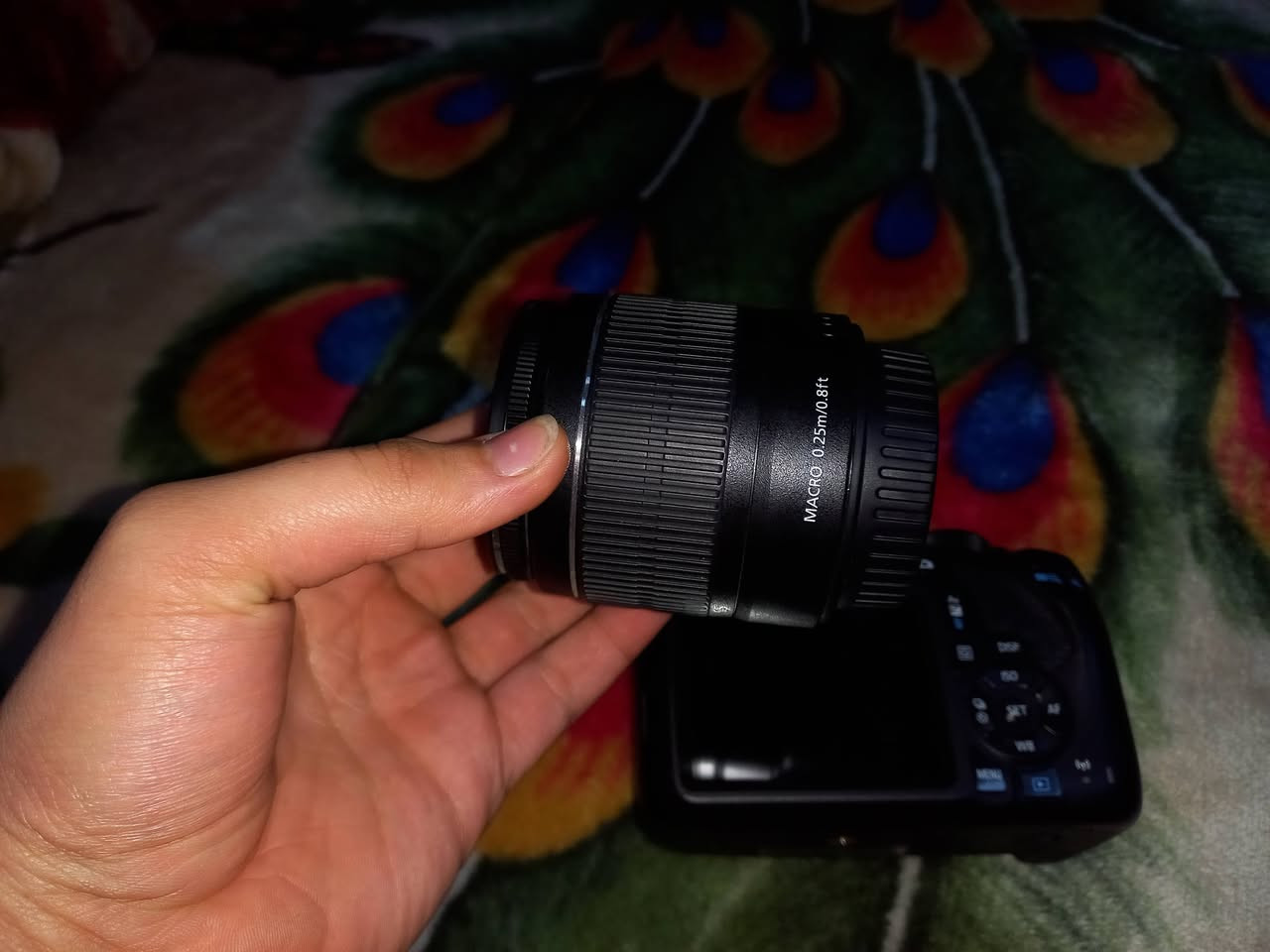 السلام عليكم للبيع كامره كانون d1300 زومها  18-55 واي فاي و معروفه مواصفاتها الكامره مداخله مصلح بيت رام و رام وياها 16GB للإستفسار اكثر *********** السعر 300 ملاحظه الكامره بدون جنطه
