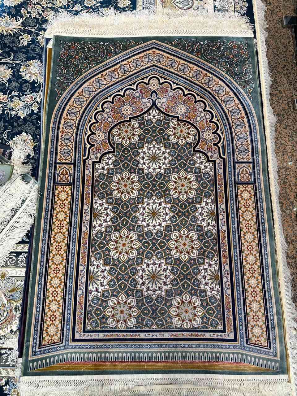 شركة بيت سجاد الايراني، تقدم سجادة صلاة بخيوط الفيسكوز والعمل اليدوي المتقن في الحافه والكركوشه كل هذا بسعر 125 الف تواصلوا ويا الرقم *********** النجف, العراق
