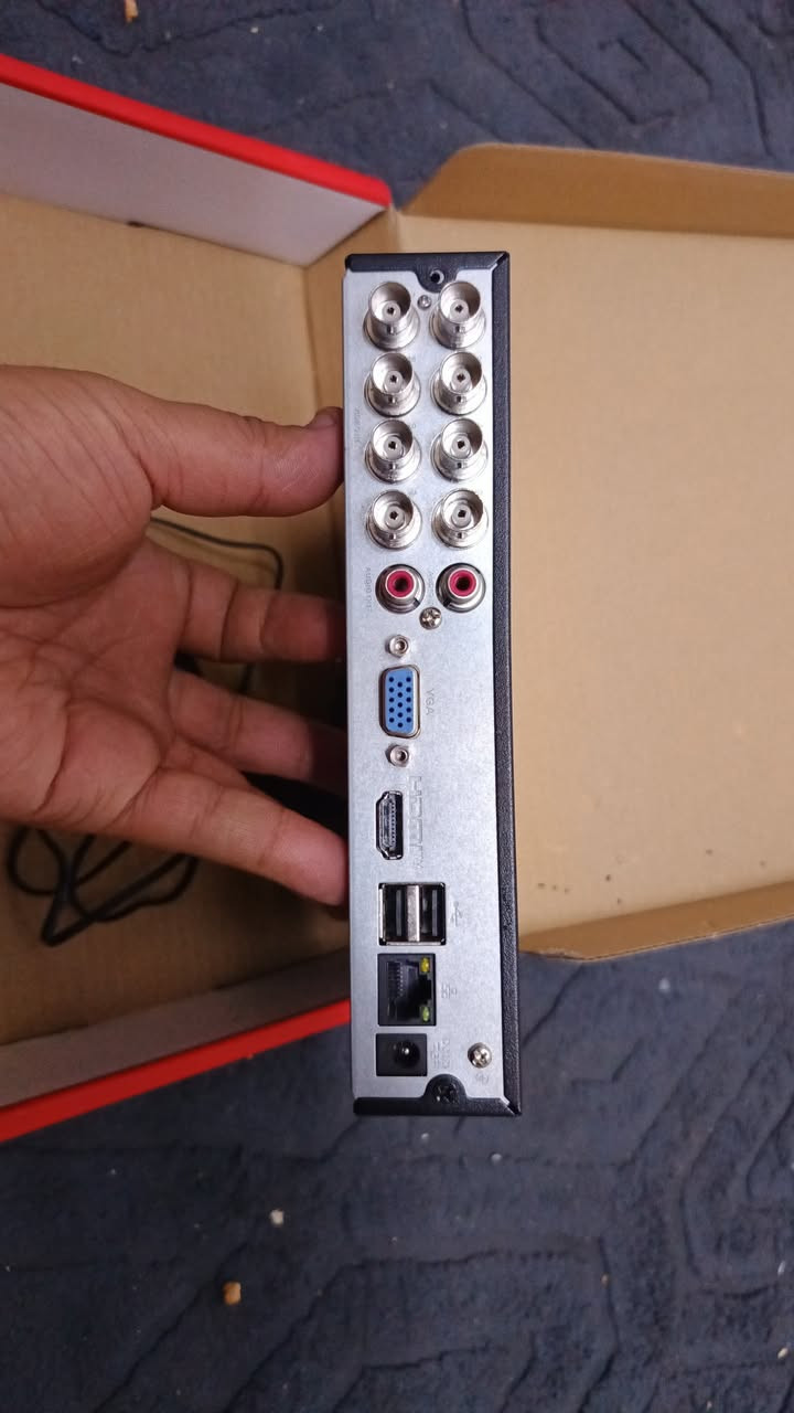 سلام عليكم جهاز كامرات داهوة الأصلي 5 ميكا صورة صوت ثمانيه چنل مامستخدم للبيع ***********
