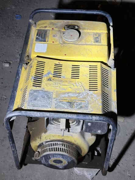 سلام عليكم مولدات ثنين كاز للبيع متروكات صار فتره ثنينهن ب350 وبيهن مجال للشراي المكان بغداد الشالجيه رقم التلفون ***********
