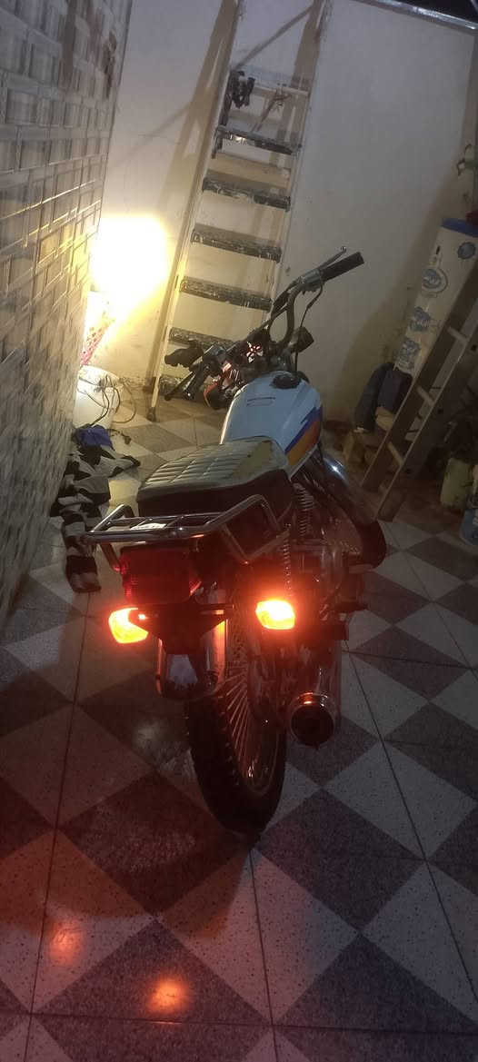 سلام عليكم تايكر21
دراجه فول مكينه مامفتوحه 
أصولي مو سكنر ماشي بيه بل ترقيم  
650وبيه مجال قليل
‏‪***********‬‏ موجود وتساب
