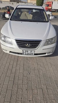 سونتا ٢٠١٠ خلجية السيارة نضيفة بيها جاملك وباب صبغ كلير بدون دواخل شرط...