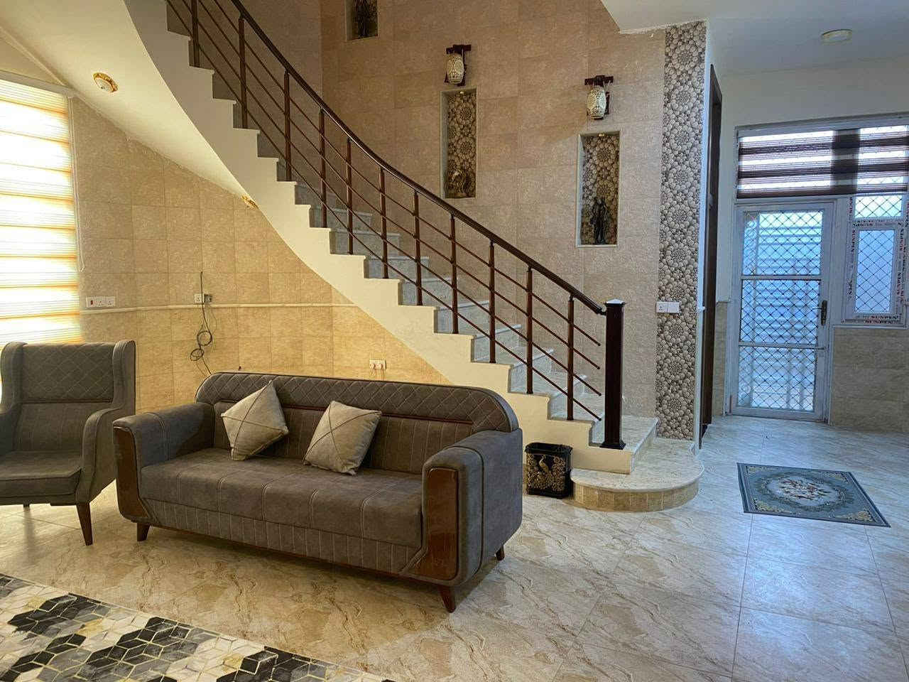 بيت للبيع حي البلديه الاطباء الاخصائيين خلف البنزين خلف سما كربلاء موقع مميز ثاني بيت عن الشارع العام مساحته 250 متر بناء 2024 يباع مع الاثاث خمس غرف نوم بيت  صار استقبال مطبخ صحيات عدد سته ***********
