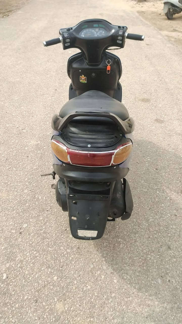 السلام عليكم دراجه دلفين للبيع دراجه كارتونه جاهزه من كلشي قبل خمس اشهر مطلعه حاويه مكينه شلعه معدل فول كهربائيات كله كامله.   تشتغل سلف وهندر.     لايت زنون رماش ابيظ واصفر.   
هورن بوس.    اشاير تخم رماش ٣لوان متوازي علا بعته السعر ٣٦٠ 
 مكاني بلقاسم رقم الهاتف ***********
