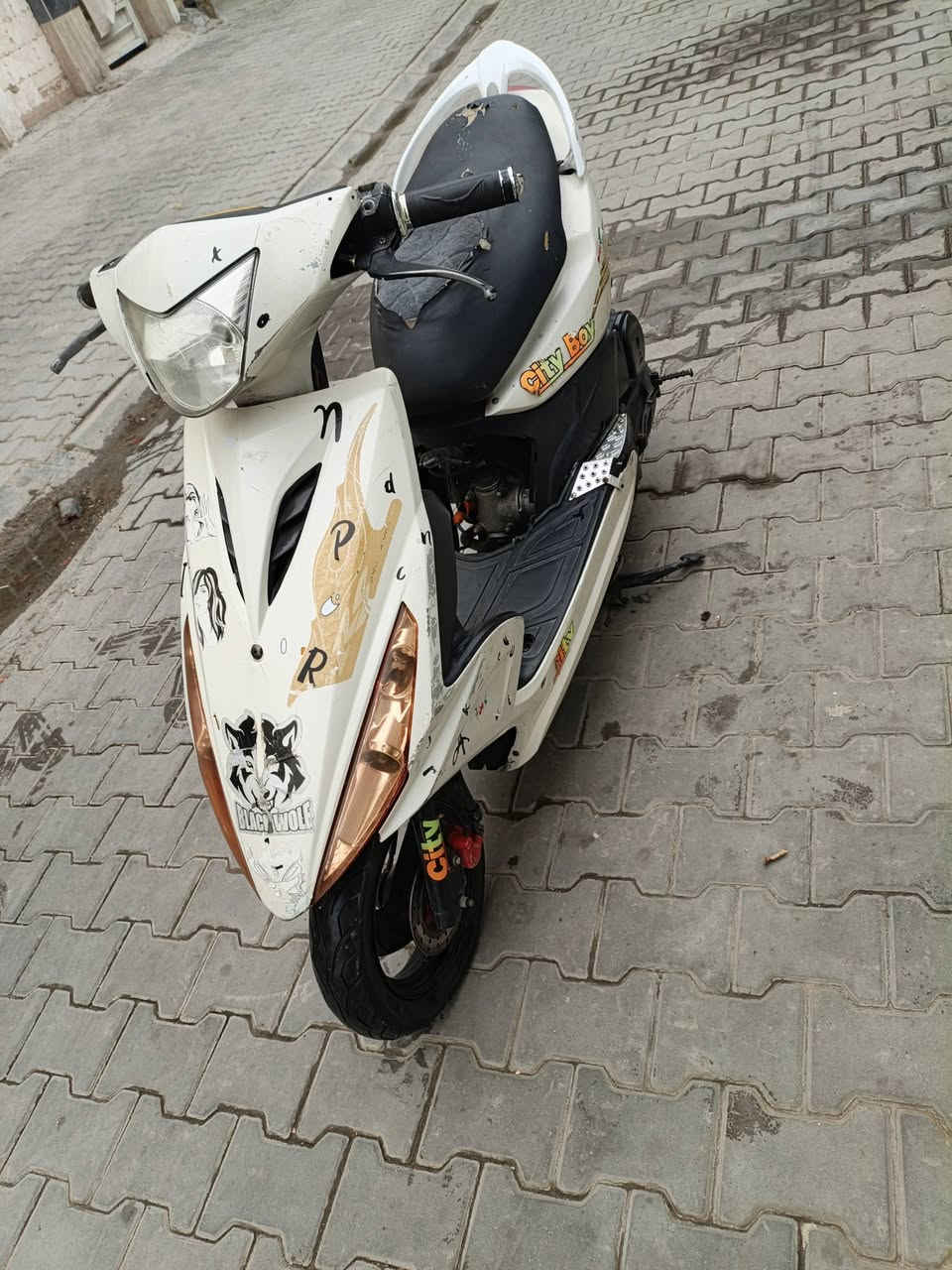 للبيع ماكس مضلع الدراجه نضيفه نقصهاا بس السواده مال مكينه الدراجه حلوه مرتبه شغاله بس حتا اخلص ابيع كوم حديد السعر 400العنوان بغداد حي القاهرة رقم ***********
