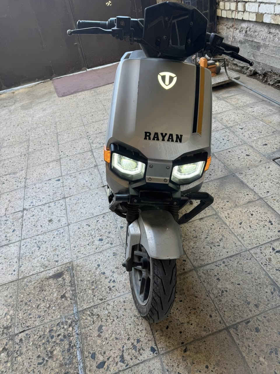 سلام عليكم دراجة كهربائية الريان دراجة صار شهر من ماخذهة بيهة شخوط مثل ماوضحة بصور كلشي شغال كهربائيات كلهة شغالة بصمة مكاني شعب ب650توصل وتساب موجود ***********
