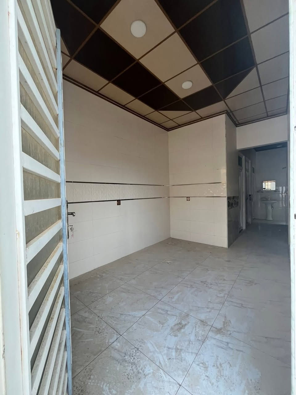 السلام عليكم ورحمة الله وبركاته #مكتب_الغوالي
بيت للبيع في حي العلماء مربع ركن قرب جامع ال البيت 

🔹 المساحة : 100م ، الواجهة : 10م ، العمق : 10م 

🔹 بناء حديث 2022 طابقين يحتوي على 3 غرف نوم

🔹 سند طابو ملك صرف شرط التحويل وقرار التمليك

🔹 موقع مميز على شارع 15م قريب على السايدين

ط1 : كراج ، استقبال ، هول ، مطبخ ، غرفة نوم ، صحيات

ط2 : غرفتين نوم ، صالة ، سطح ناصي وعالي

مجهز بكافة الانظمة الحديثة -

سبالت - غسالات - انترنيت - دشات 

للاستفسار اكثر مراجعة #مكتب_الغوالي الكائن في حي السماح الاركان قرب مدرسة السماح الابتدائية وقرب مول القمه على شارع 20 او الاتصال على الارقام التالية -

***********

***********
