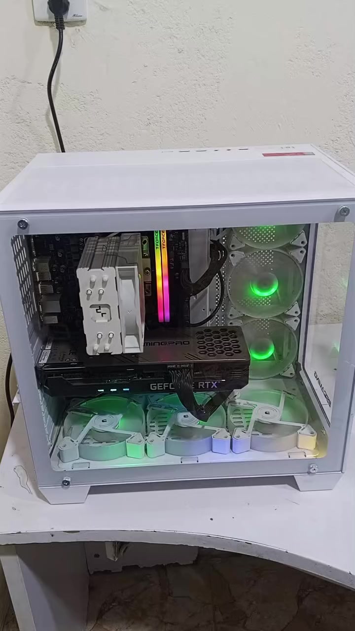 🚀 يابه اليوم جايبلكم شي ما يتفوت! PC من العيار الثقيل 🚀
هالجهاز مو أي جهاز… يشغل الألعاب على دقة 2K بأعلى فريمات بدون أي تهنيج، ويشتغل بكفاءة لكلشي:

الألعاب الثقيلة على أقصى إعدادات وبأعلى جودة رسومية 

التصميم والجرافيك وبرامج الفوتوشوب، والديزاين بشكل احترافي 

كل برامج المونتاج والفيديو، سواء كانت Premiere أو After Effects 

📸 شوف الصور والفيديوهات المرفقة حتى تتأكد بنفسك من قوة الجهاز وأداءه الرهيب!

💬 لأي استفسار، راسلني على واتساب أو ماسنجر أو اتصل على الرقم: ***********

💻 مواصفات الجهاز بالتفصيل:

المعالج (CPU): Ryzen 5 7600 – أداء سلس وقوي لكل الألعاب والمهام الثقيلة، يشتغل بدون أي تهنيج حتى مع البرامج الكبيرة 

كرت الشاشة (GPU):  NVIDIA RTX 3080 12gb– تجربة رسومية خرافية، FPS عالي، وألعابك راح تجي سلسة وواقعية 

الرام (RAM): 32GB DDR5 بسرعة 6000MHz – كلشي يشتغل معاك بسرعة، حتى لو فتحت برامج كثيرة بنفس الوقت 

التخزين: 1TB SSD – سرعة تحميل وتشغيل جنونية للألعاب والبرامج، كلشي يفتح فوراً 

مزود الطاقة (PSU): 750W – ضمان استقرار كامل لكل القطع بدون مشاكل 

الشاشة: 2K بدقة عالية، 186Hz، سرعة استجابة 0.5ms – تجربة لعب سلسة وسريعة بدون أي تقطيع 

الكيس: أبيض أنيق يعطي شكل احترافي ومميز لمكانك 

🎧 ملحقات Redragon كاملة:

كيبورد، ماوس، وسماعات – كلشي متناسق مع الكيس الأبيض، تصميم عصري وأنيق 

ويب كام عالية الجودة – مناسبة للبث المباشر، الاجتماعات، أو تسجيل الفيديو 

يعني من الاخير تجي تفحص على راحتك تاخذه گبل ركب ولعب ومثل ماكلت قيم وراسلني بس كون شراي وانا بخدمتكم
