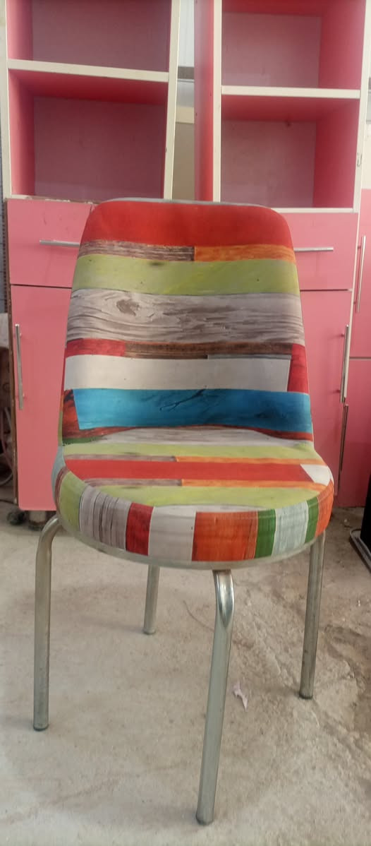 ميز طعام اربع كراسي للبيع
النضافة عالية جداً 
اربع نفرات مستخدم قليل بسعر مناسب جدا
مكاني قضاء الحي 
للاستفسار واتساب او الاتصال 
***********
