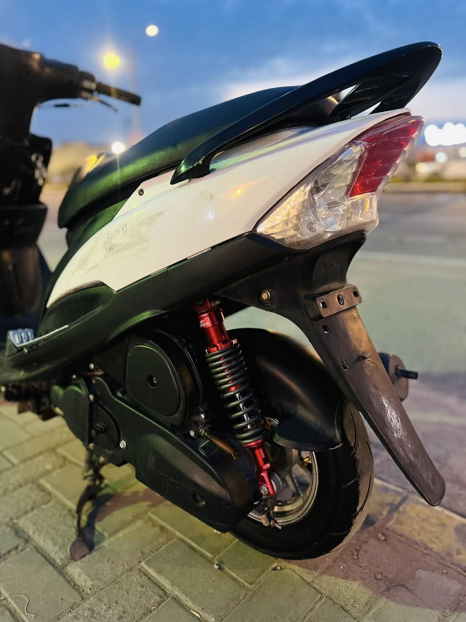 سلام عليكم
دراجة ماكس عدله
اللون أبيض + أسود 

سيت لون أحمر❤️ أشارة ، دبل خلفي 
قطرة دهن ، قبق عمبار ، عدسة لايت 

موديل 2006 سوادات فولل ✨
شلعة ومعدل 💯 كهربائيات 

سلف هندر لايت 💡
دراجة حلوة وبالعافية ع الياخذهة ❤️‍🔥

للاستفسار : ***********‬
المكان " الحكيمية مقابل النافورات📍
