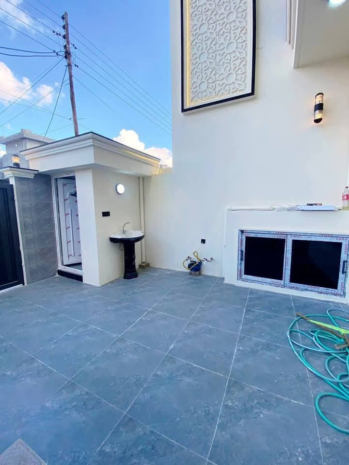 #دار للبيع طابو صرف المساحة 100م واجهة 5م مقابل حديقه وحرف T
العنوان كركوك حي الأسرى والمفقودين   خلف اسواق السعادة ومقابل اقصو مول
 طابقين يحتوي على غرفتين نوم وهول عدد ٢ واستقبال ومطبخ وصحيات عدد ٣ وكراج سياره 

#السعر120مع المجال 

 ***********☎️
او مراجعة مكتب القاسمي للعقار فرع٣ عنوان المكتب حي الأسرى مقابل صيدلية الجواهر
