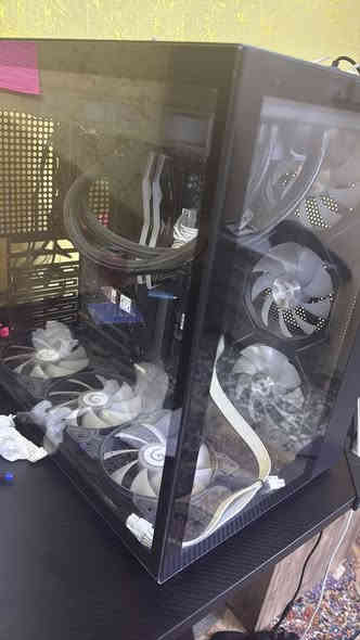 سلام عليكم من رخصت الادمن عندي ram 32 6400 
بدون (كرت)
r7 7700 
كيس من game max 
مبرد colar master 720ml بورد كيكابايت x870e WiFi  
مساحه التخزين 1500 كيكا ssd و m.2 و ssd 
Power موجود بل صوره
ارد ابيعهه وياها شاشه سامسونك g5 165hz 2k 
وما مستخدمهن بس شهر واحد قبل 6/1 لان وراها بديت سادس 
رقم التلفون *********** السعر 1,800 مليون و ثمانميه وبيهه مجال بسيط
