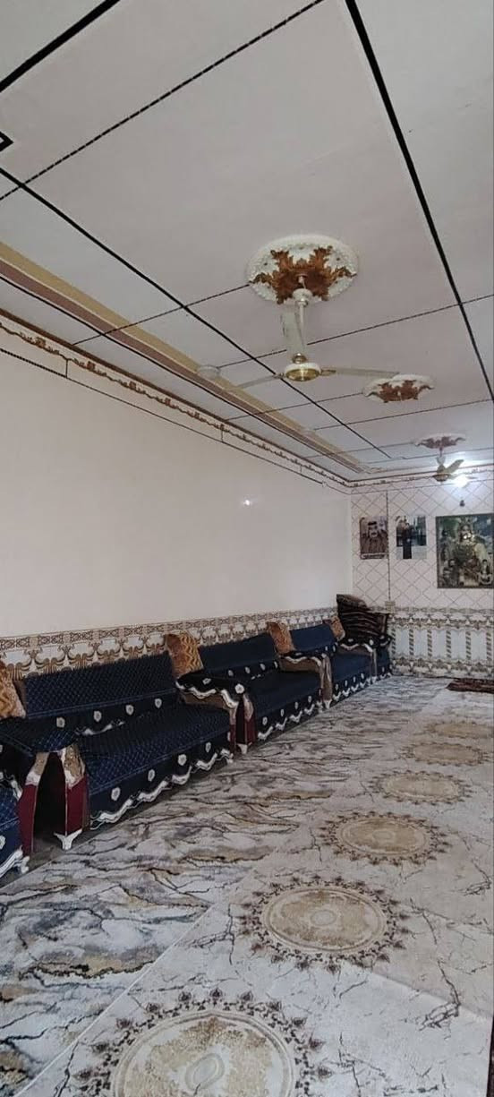 السلام عليكم بيت للبيع 350 متر يتكون من
ثلاث غرف 
استقبال 15 م
براني 11 م
مطبخ حار وبارد 
حديقه 
منور 
صحيات خارجيه وداخليه 
الموقع الحمزه الشرقي قرب صباح المحامي ب الجهئ اليمنه الزراعي البيت بناء ابلوك سنة 2020 *********** اللستفسار
