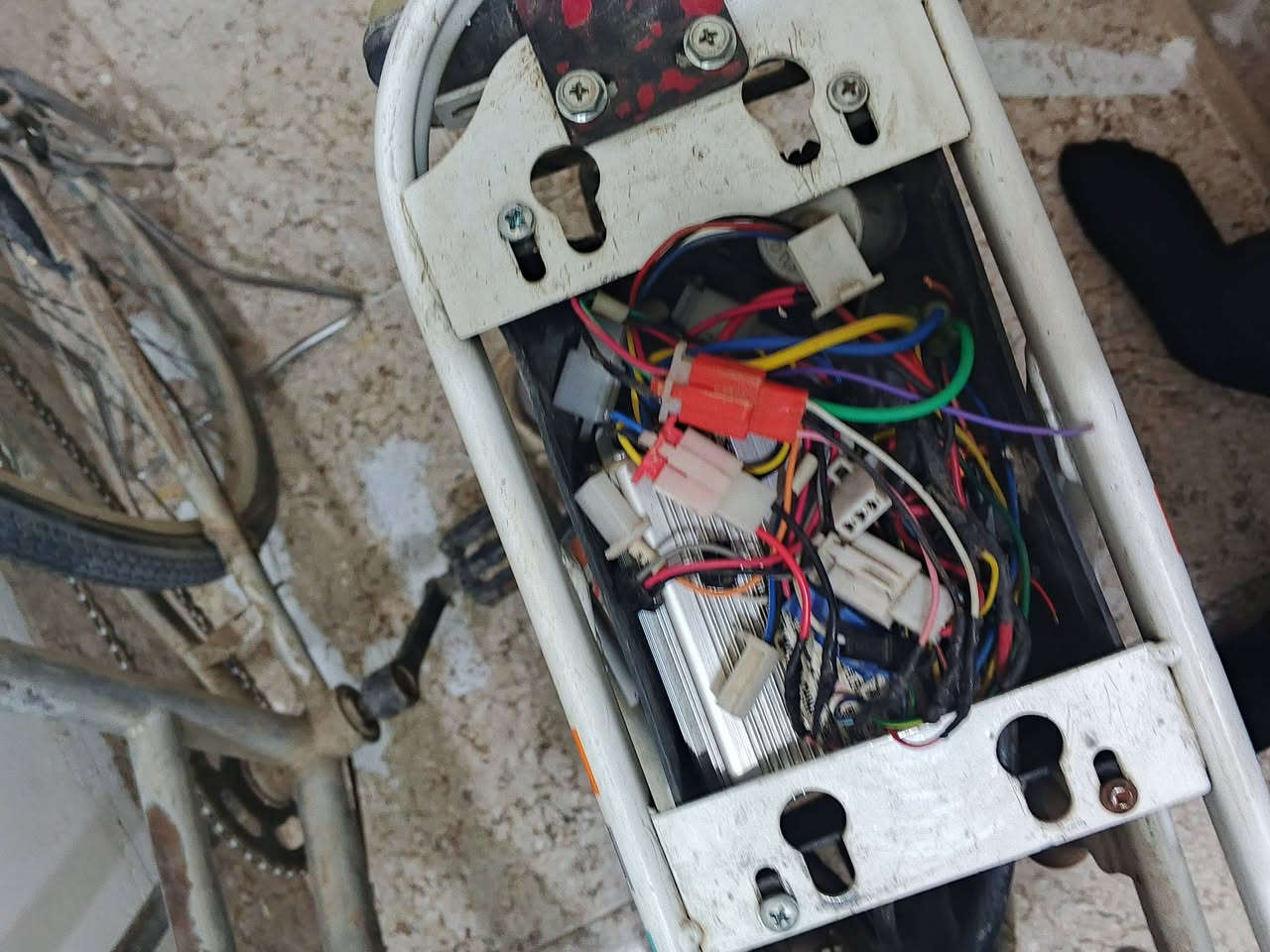 سلام عليكم دراجة شحن للبيع سعرها 90 عطلها عقل بس باقي شغال موديل 2020، وبيها مجال للطيبين مكاني حي النداء قرب جسر الرشيد متواجد علحاص وعل الواتساب ***********🙏🏻🤍.
