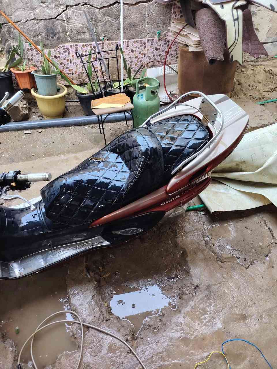 السلام عليكم للبيع دراجه ناريه في البصره الدارجه حلوه ونضيفه اكطع بيه قايش وتركوه الولد صار شهرين متروكه وبسعر ٢٥٠ وبيه مجال نوع فورزا اتصل وتدلل بيه مجال  ***********
