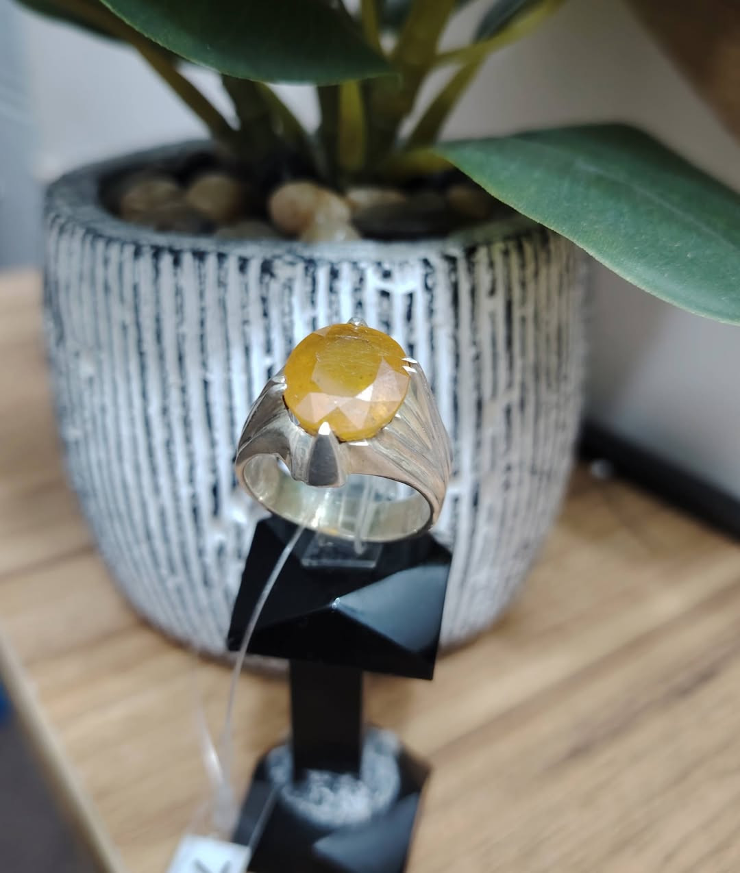 خاتم من حجر الياقوت الأفريقي الأصفر الطبيعي
صياغه ثقيلة وجميلة فضه عيار ٩٢٥
مع شهادة المنشأ وضمان الخاتم الاصلي
يوجد توصيل إلى جميع المحافظات
التواصل ع الخاص او ع الواتساب ***********
