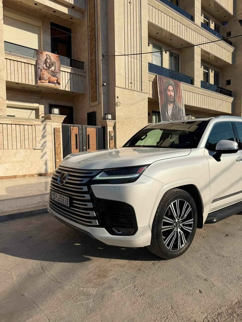 السلام عليكم للبيع 
لكزس lx600 
بلاتينيوم وكاله ساز 
ام الضمان مكفوله
موديل ٢٠٢٤ 
الون ابيض
رقم بغداد 
ابواب شفط 
عاكس سرع
داخل احمر
فتحه 
صندوق كهرباء 
٧ راكب
العنوان بغداد
الرقم للاستفسار
***********
