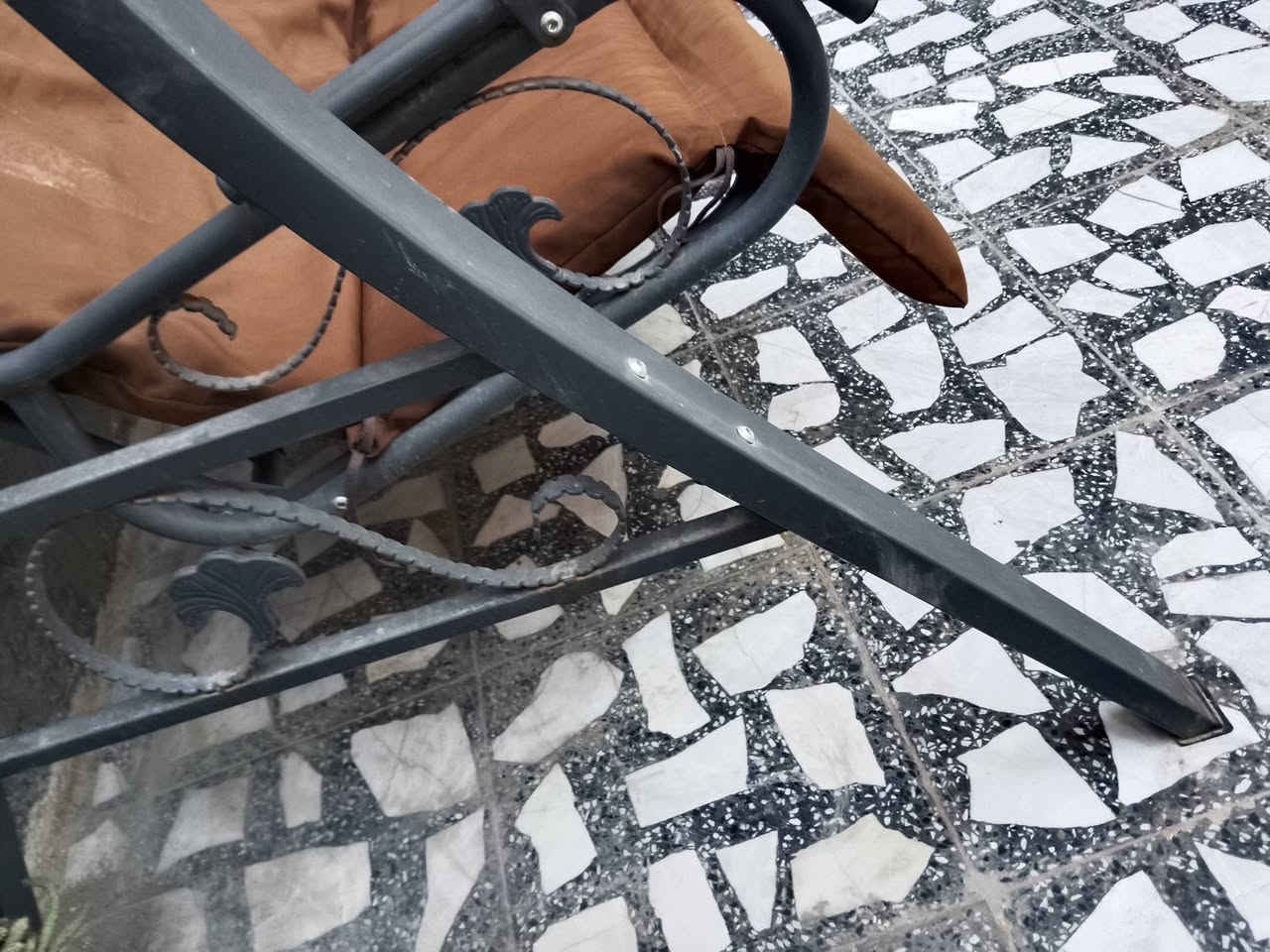 مرجوحه نظيفه ااي ضرر مابيها استعمال قليل السعر ١٠٠ قفل تؤاصل ***********مكان زعفرانية
