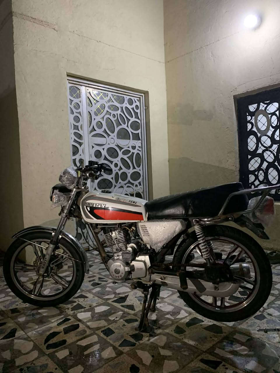 الاسلام عليكم  دراجة سافان  2020.  محرك مكفول مامفتوح.  دراجة خير من الله.  السعر 450      اوراق موجوده  مكاني صويرة.  ***********
