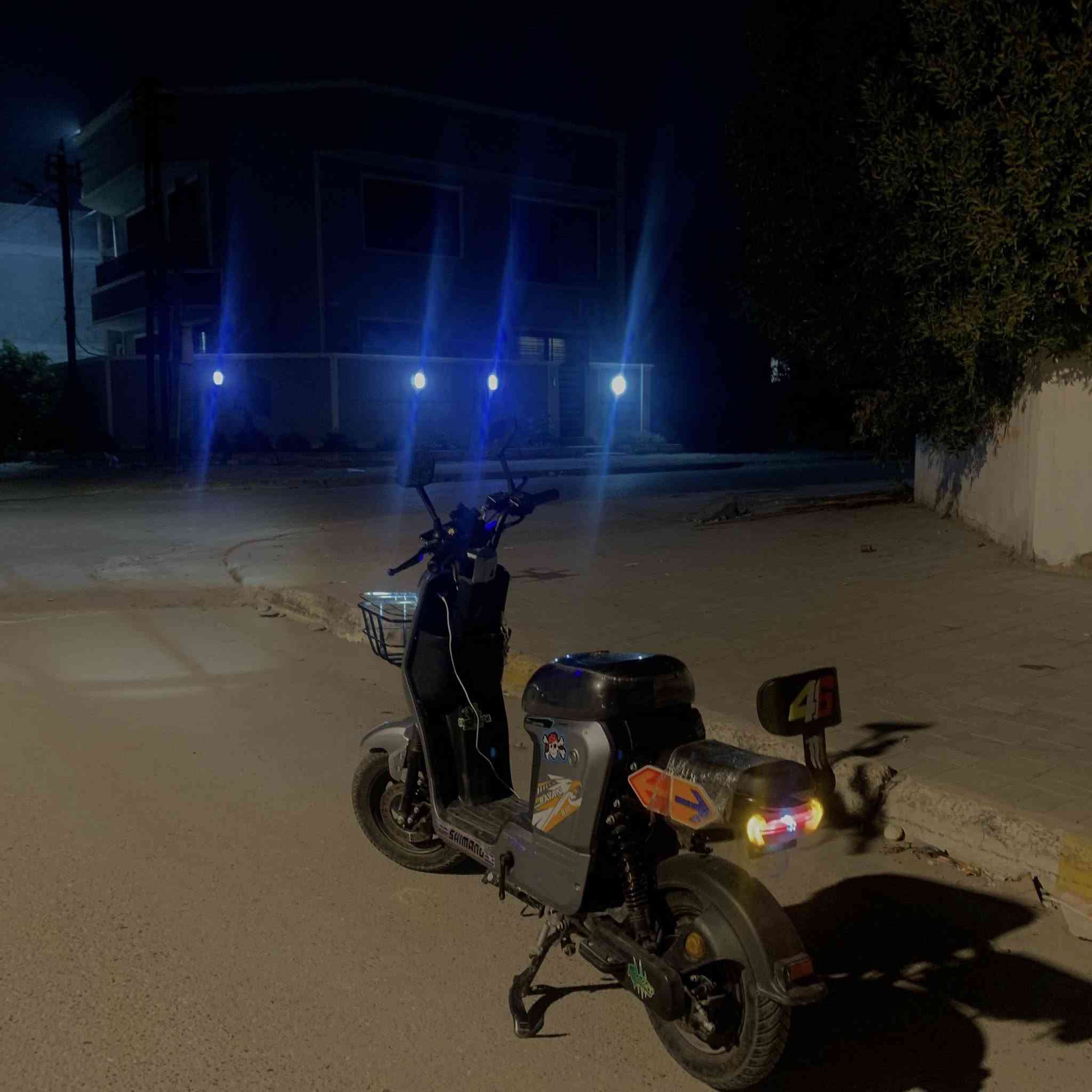 السلام عليكم 
دراجة شحن R10 ريان للبيع.  محتاج واريد أبيعها 
ضوء لد قوي عالي ناصي 
أشاير يمنة يسرة دبل إشارة
اكسسوارات دراجة كشن مدوشم
5 بطاريات اصلية 
مرايات جانبية 
ستاند 2 سويج +بصمة 
3 سرع 
هورن 
رجوع خلفي بك R
بريك قوي جدا امامي خلفي 
الدراجة كاملة 
رايدهة ب500 قفل 🔒 
مكاني بغداد حي الجامعة النسيج قرب مخازن الأدوية 
رقمي*********** متواجد بكل الاوقات
