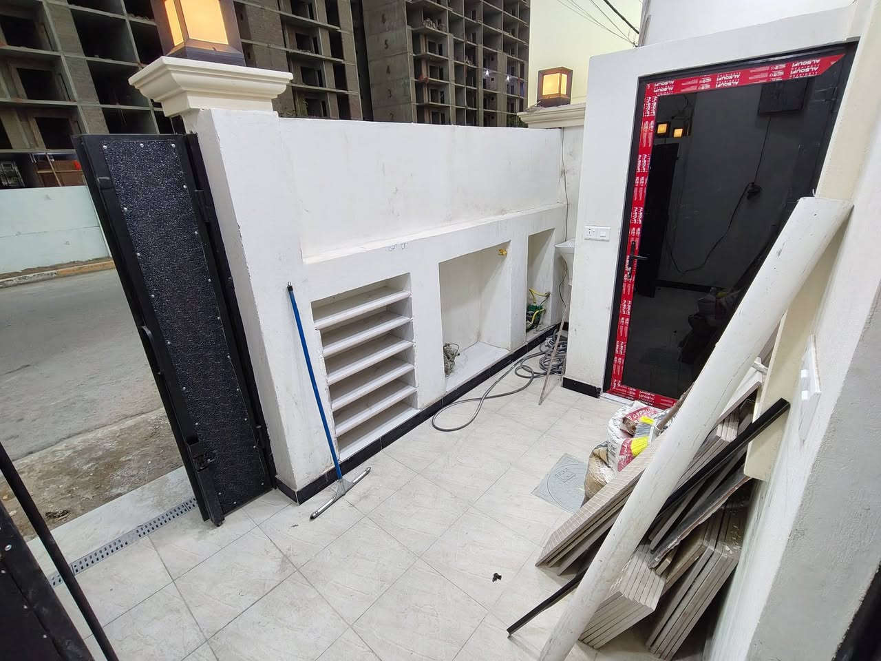 السلام عليكم للبيع بيت مساحة 85 متر
الموقع الحرية الدور زراعي شاكر العاني شارع السوداني مقابل مجمع كرم بغداد السكني سند 25 صاحب السند البيت الي بصفه
التفاصيل 
ط 1 طرمة وحمام خارجي صالة مطبخ حمام غرفة نوم 
ط 2 غرفتين نوم وحمام 
ط 3 لوندري وسطحين 
بناء جديد سقف رباط كهرباء كلها ترايتون كامرات دفن نضام الغاز دفن
اي استفسار ع هذا الرقم
 077-004-00038
  ***********
او مراجعة البيت الي بصفه
