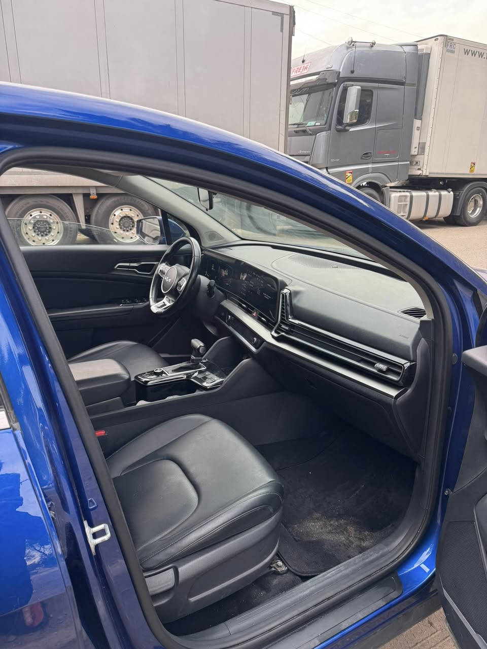 سبورتج 2023 لون جويتي
امريكي حادثه كما موضح بل صور المنشور حادثه وسوناره هم قطعتين بدون تبديل 
ماشيه 25 
فول موصفات  
مكينه 2500
مكان السياره بغداد جديده 
السعر 195$
اي ستفسار ***********
