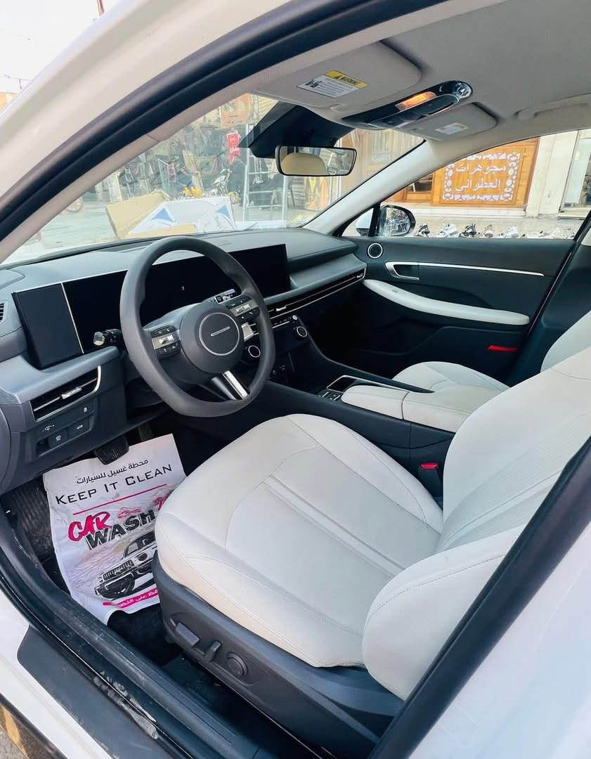 سلام وعليكم هونداي سوناتا مديل 2025 للبيع لون ابيض الداخل لون ابيض المواصفات بصمه رادارات كامره اروت هولد قياده 3 سرعات يعني نص فول السياره ماشيه 33 الف  كيلو مكينه 2500 السياره كلش جديده حادث جاملغ خلفي السعر 210 وبيه مجال مكان السياره بغداد الجديده وهاذه رقمي *********** بغداد, العراق
