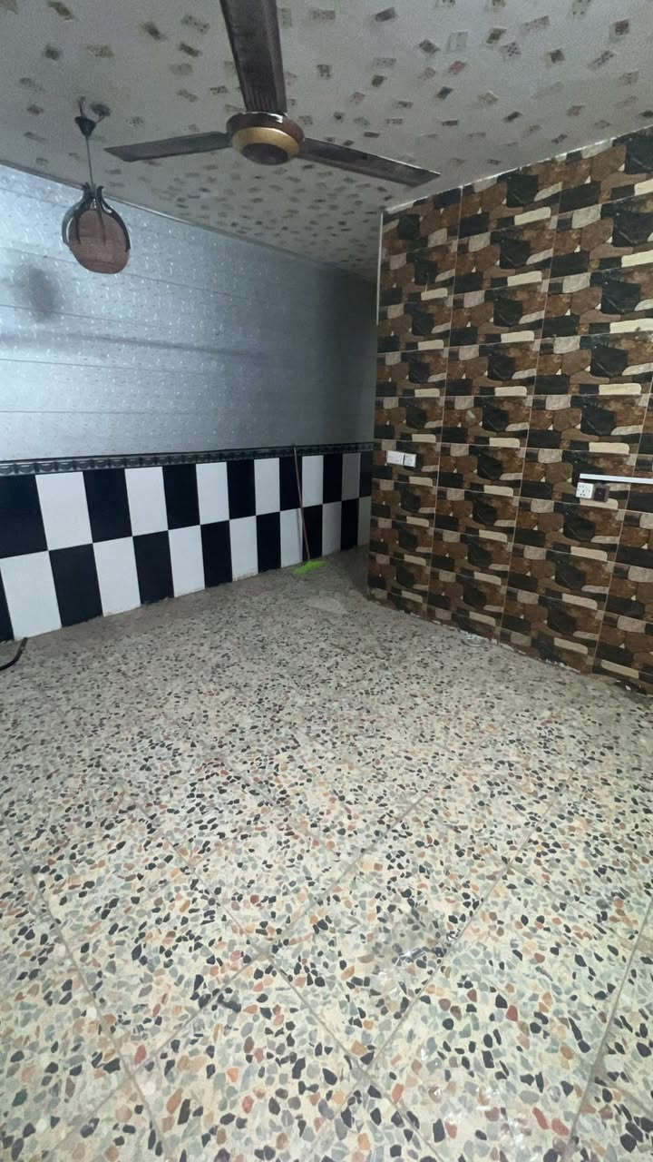 للايجار 100 طابقين  مرتب ايجاره 500⬇️⬇️
يحتوي على كراج استقبال وصاله وخدمات وغرفة نوم 
طابق ثاني صالة وخدمات وغرفة نوم منطقه وفرع كلش مرتب✅
————————
عنوانه شارع الوائلي شارع العام الشعب 
استفسار 
***********–***********📞
