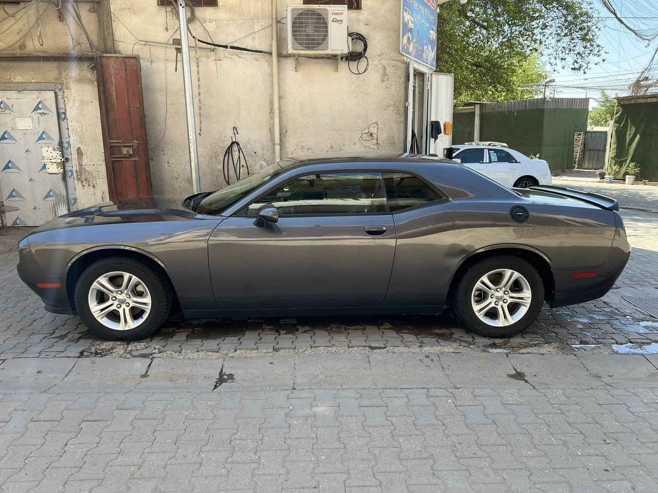 السلام عليكم 
دوج جالنجر SXT للبيع 
موديل 2022 وارد امريكي 
ماشية 28 الف ميل 
ضرر خفيف فقط البونيد ودعاميات مبدلة
لغود وشواصي كلها بلادية ضربة ما واصله للراديتر
ايرباكات دواخل كلها سليمة سياره جديدة 
رقم سياره اربيل ومكانها بغداد / الكرخ 
رقم الشاصي موجود بالصور وصور الحادث 
سعرها 205 ورقة للأتصال ***********
