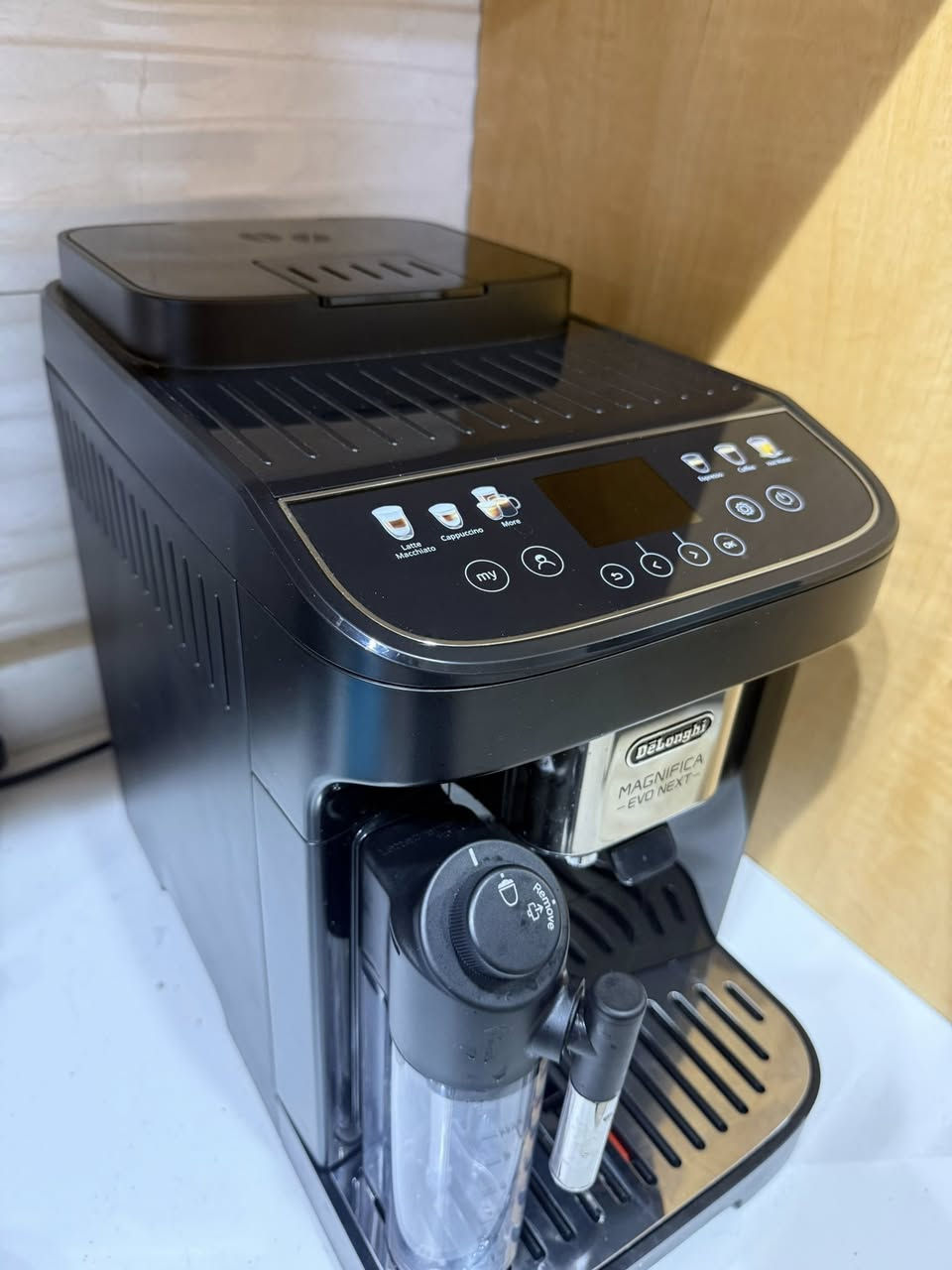 السلام عليكم.     مكينة ديلونجي ماكنيفسا ايفو نيكست الحديثة للبيع.               طبعا المكينة فول اوتو وتكدر ايضا بيهه تتحكم بدرجة الحرارة وتتحكم بمقياس الكوب ومقياس الاروما وايضا تكدر تتحكم بدرجة الطحن المكينة استعمالهه قليل صارلهه تقريبا شهر عندي نظيفة جدا.   ***********
