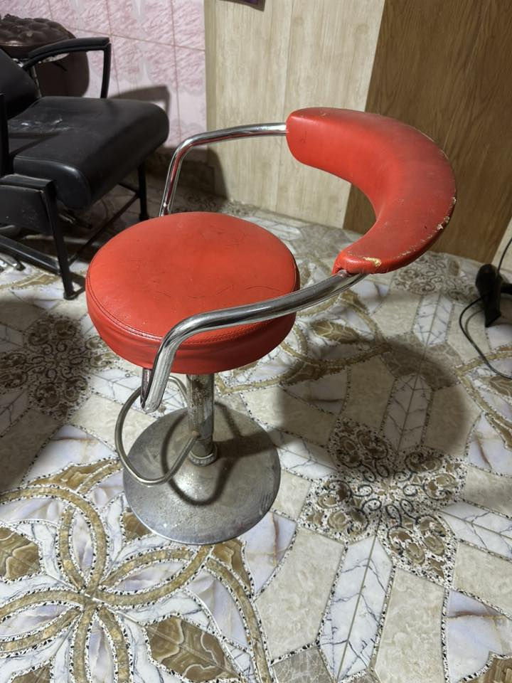 السلام عليكم. غراض صالون حلاقه مثل ماموضح بالصوره نضيفات بس متروكات قبل مده    العنوان البصره / الابله 
***********
