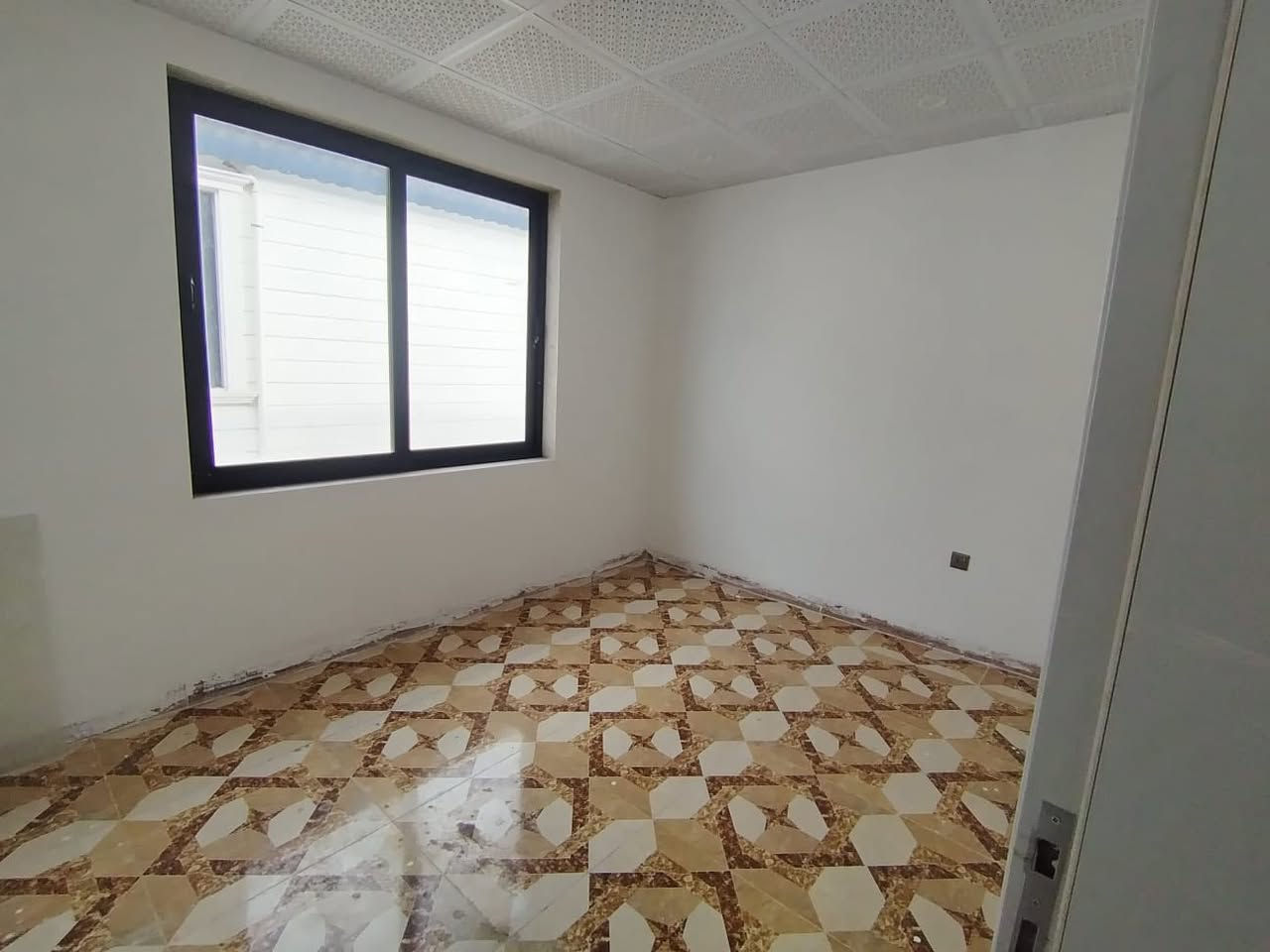 بيت ٢١٠ متر طابقين للايجار الطابق الأرضي استقبال مطبخ وصحيات حديقة الطابق الثاني ٣ غرف نوم وصحيات
يقع في مجمع رويال ستي طريق أربيل خلف مطعم عبدالله إيجارة ٢٥٠ الف نهايتة
للاستفسار 
***********
