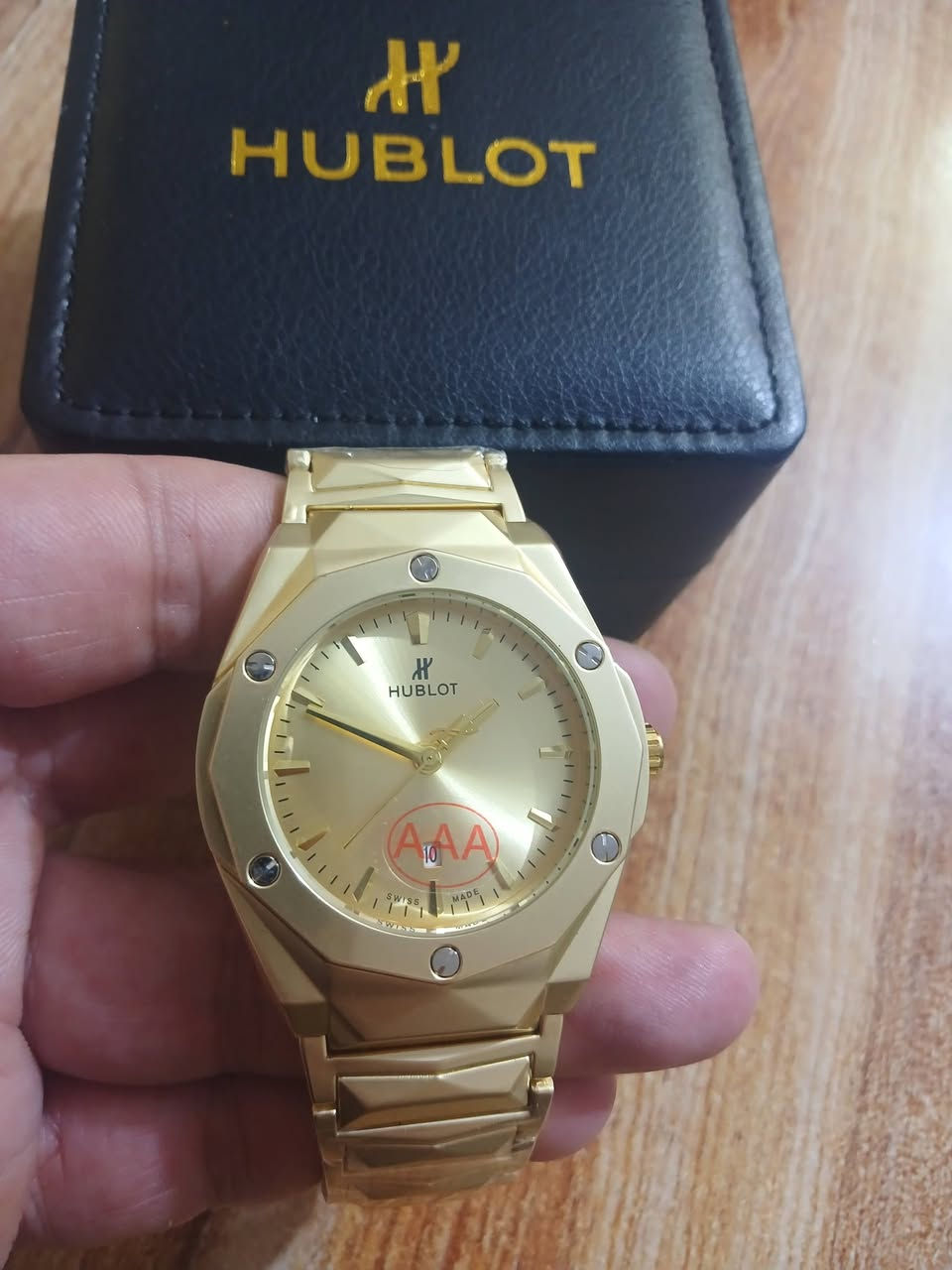 ساعه باله هابلوت  طلعتلي بهذا الشكل مع علبته الاصليه  السعر 30 الف مع التوصيل بالعافيه الي ياخذها
متوفره قطعه وحده فقط
مواصفات الساعة
المينا: بلون الذهبي  (Navy Blue) مع تصميم بسيط وعقارب فضية
الكتابه بالضهر حفر 
وزن ثقيل 
الهيكل والسوار: مصنوعان من الفولاذ المقاوم للصدأ (Stainless Steel) مع تصميم "قص الألماس" (Diamond Cut) الذي يمنح السوار مظهراً مضلعاً فريداً.
الحركة: تعمل غالباً بنظام الكوارتز (Quartz Movement) وتتضمن نافذة لعرض التاريخ


**إذا كنت صاحب هذا الإعلان وتريد حذفه لأي سبب، رجاءا أرسل رسالة إلى الدعم الفني**