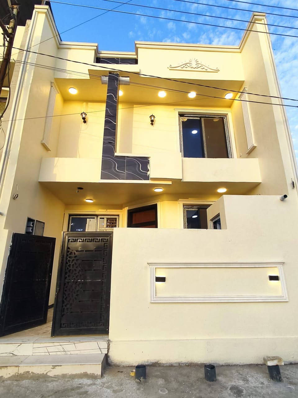 ‏:� دار للبيع – فرصة استثمار وسكن بنفس الوقت 🔥
🏠 دار مرتب وجاهز ضمن موقع مميز
📐 المساحة: 100 متر
📏 واجهة عريضة: 6.25 م
📐 نزال: 16 م
📄 سند رسمي: طابو زراعي سند 25
📝 تنازل شركة + إقرار محكمة 
📍 الموقع الذهبي
بغداد – الدورة – البوعيثة 
قريب من الخدمات والأسواق، مناسب للعائلة أو للاستثمار
🛏 تفاصيل الدار:
✔️2 غرف نوم
✔️صالة واسعة
✔️استقبال أنيق
✔️مطبخ عملي
✔️2 صحيات
💥 السعر منافس ومغري
📞 الاتصال للجادين فقط:
***********

 #البوعيثة #عقارات #بغداد
