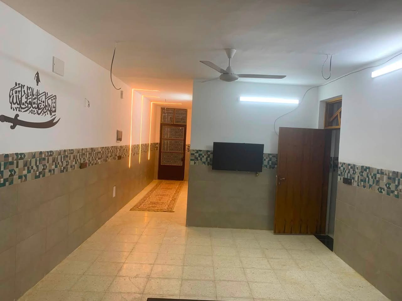 🏠 بيت للبيع في بغداد - مدينة الصدر 🏠
الموقع: مدينة الصدر / شارع الأورفلي
المساحة: 200 متر 
تفاصيل البيت:
 الطابق الأرضي:
 استقبال واسعة
 صالة
 مطبخ
 غرفة نوم
 الطبقة الثانية:
 غرفتين نوم (سويت)
)
📞 للاستفسار والتواصل:***********
