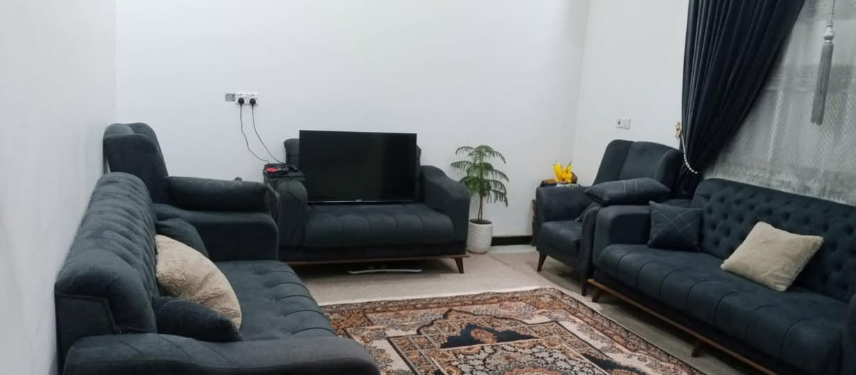 طابو صرف عرصه يتحول مباشره بااسم المشتري البناء قبل ٣ سنوات بناء بلوك مساحه الارض ميتين متر طابق واحد غرفتين منام غرفه بيهه حمام العنوان بصره طريق الوسطي مجمعات يمه ومستوصف مدارس شارع تبليط مصرف الدم يمه  الي يحب تفاقيل اكثر يتواصل على هاذا الرقم  ***********
