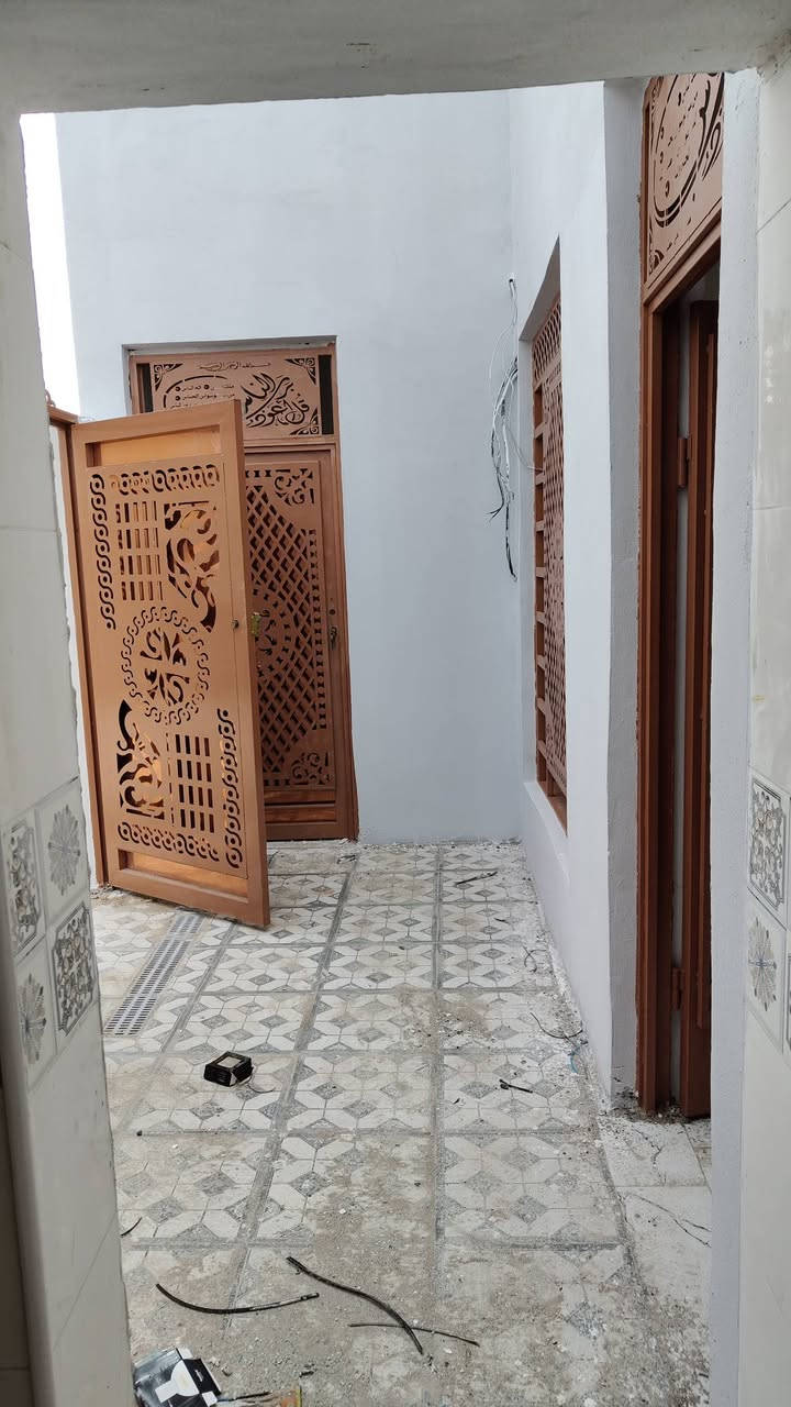 اعاده نشر اسلام عليكم بيت للبيع جديد جديد بناء 2026 بحي ابو سكينه البيت يتكون من
براني بي باب خارجي وباب داخلي 
غرفه واحده 
وصاله 
ومطبخ 
صحيات مشتركه 
طارمه 2 + 3 
تشاريف 
اشتايكر درجه اولى 
البيت بل كامل بورسلاين اصلي 
المساحه 80 متر 
السعر والستفسار اكثر اتصل ***********
او مراسلت الصفحة
